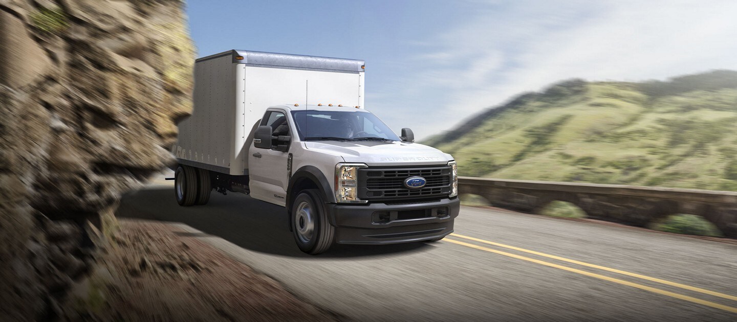 Un Ford Super Duty® F-450 XL 2025 avec une caisse dans un virage serré en montagne