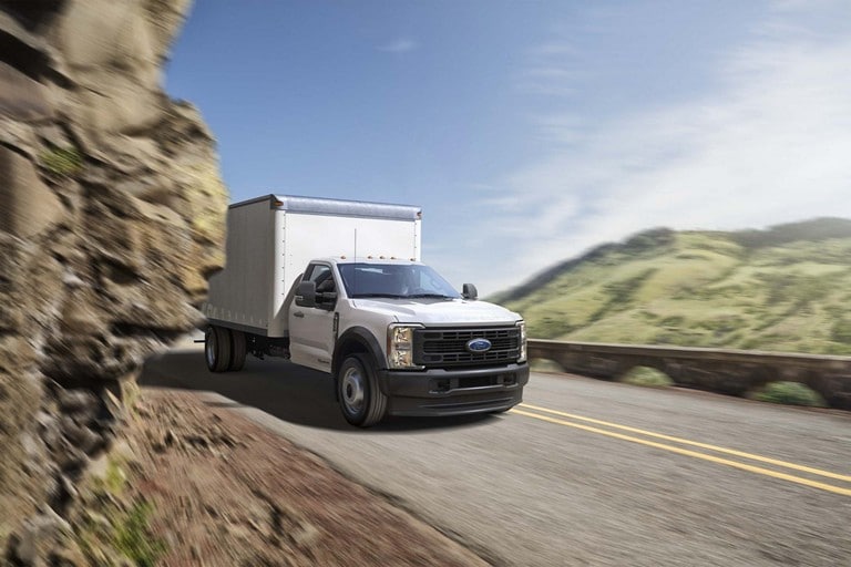 Ford Super Duty® F-450® XL 2025 avec caisson circulant dans une courbe de montagne serrée