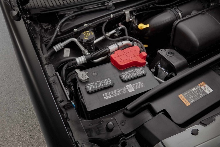 Gros plan sur la batterie sans entretien de 78 Ah du châssis nu Ford série E 2025