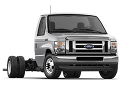 Fourgon tronqué Ford série E 350 2025 à roues arrière jumelées couleur argent lingot illustré à angle 3/4