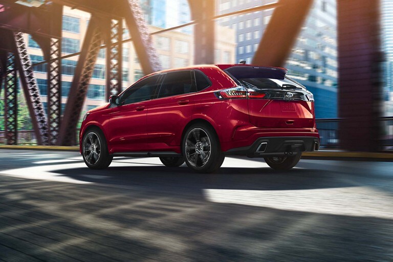 VUS Ford Edge® 2024 circulant sur un pont de ville