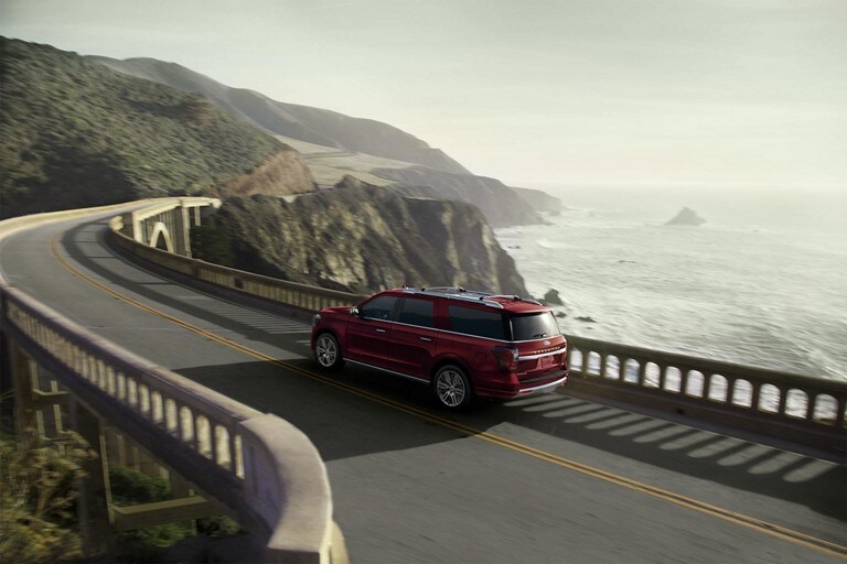 Ford Expedition 2023 circulant sur un pont d’autoroute surplombant des falaises désertiques et un plan d’eau
