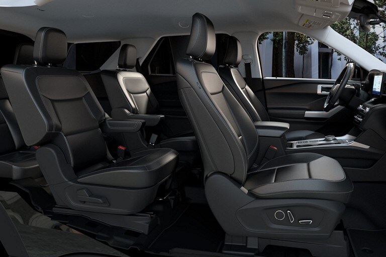 Photo de l’intérieur du VUS Ford Explorer® 2023 avec sièges en cuir