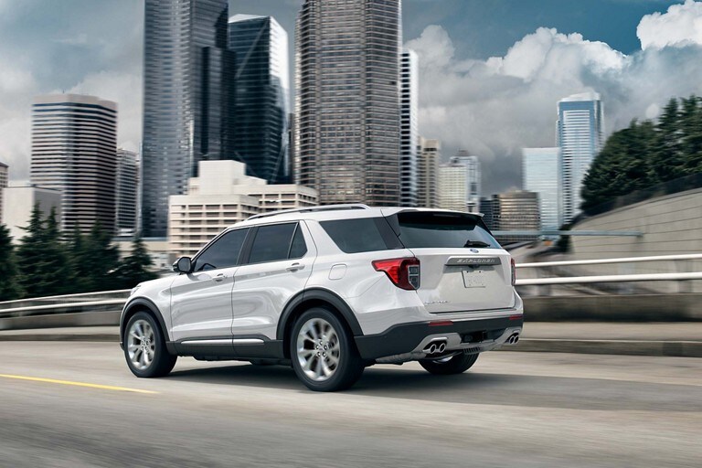 Le VUS Ford Explorer® 2023 conduit sur une autoroute urbaine