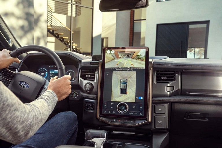 Intérieur du Ford F-150 Lightning® 2025 montrant un écran central avec vue à 360 degrés