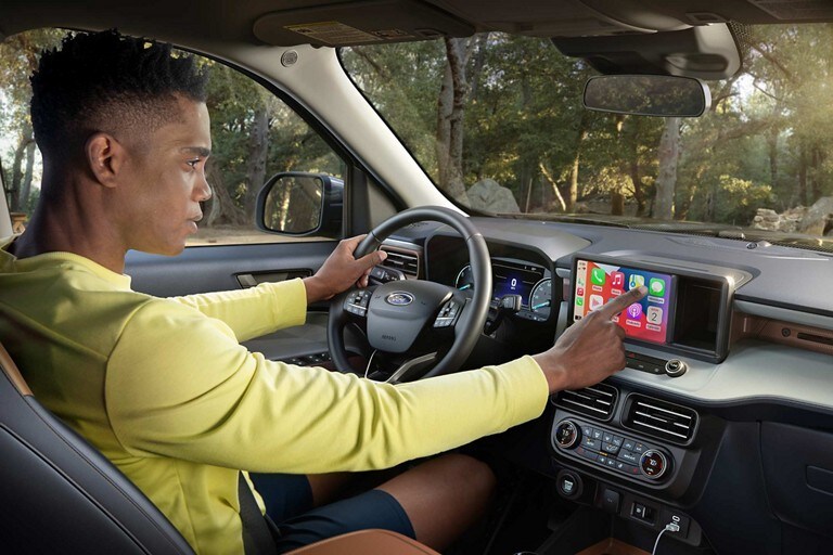 Homme utilisant l’écran tactile de 8 po du camion Ford Maverick® 2023