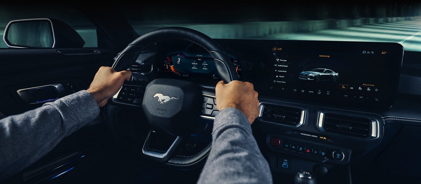 Intérieur d’une Ford Mustang® 2024 avec une personne conduisant