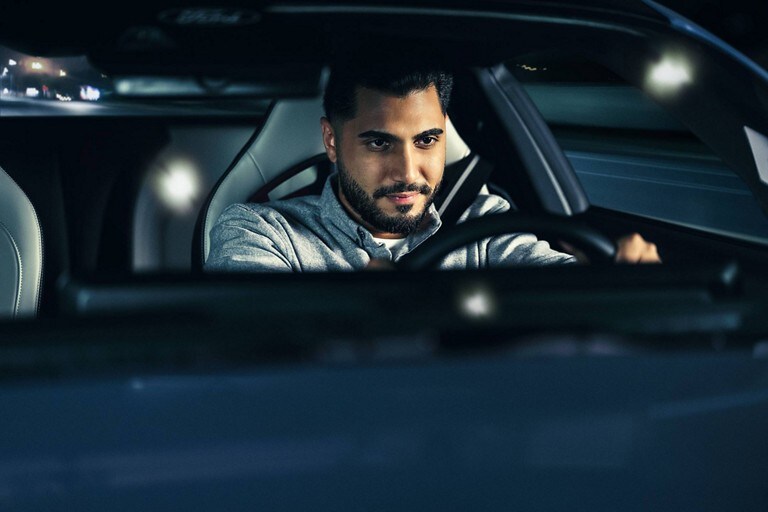 Une personne assise à la place du conducteur d'une Ford Mustang coupé 2024