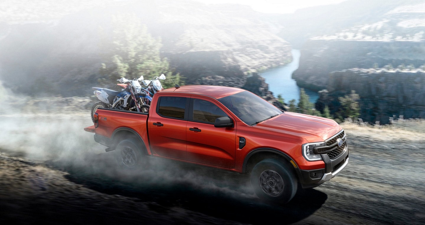 Un Ford Ranger® 2024 transporte des motos hors route