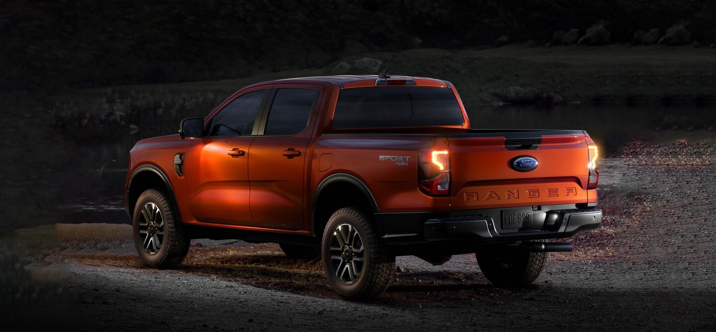 Un Ford Ranger® Raptor® 2024 stationné dans un endroit désertique au crépuscule