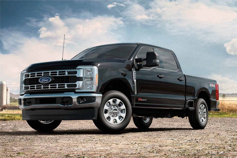 Camionnette Ford Super Duty® XLT 2025 en noir agate métallique stationnée