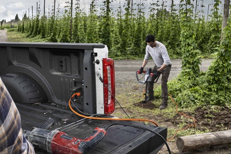 Modèle Ford Super Duty® F-350® XLT 2025 équipé de la fonction Pro Power Onboard™ de 2 kW