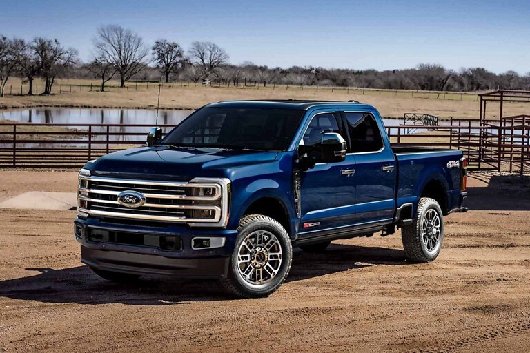 Camionnette Ford Super Duty® 2025 en bleu Atlas stationnée dans une ferme