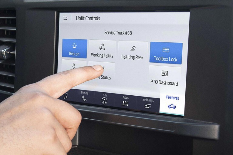Personne utilisant l’écran tactile