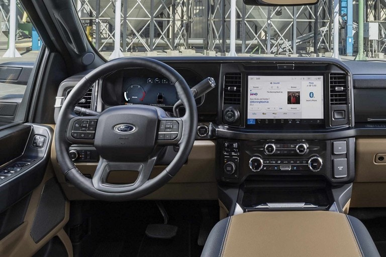 Vue intérieure du Ford Super Duty® 2025 montrant l’écran tactile ACL de 12 po