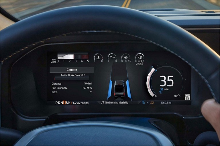 Vue rapprochée du tableau de bord numérique