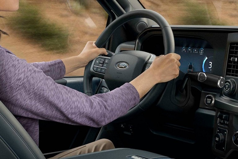 Une personne conduisant un modèle Ford Super Duty® F-450® Limited 2025