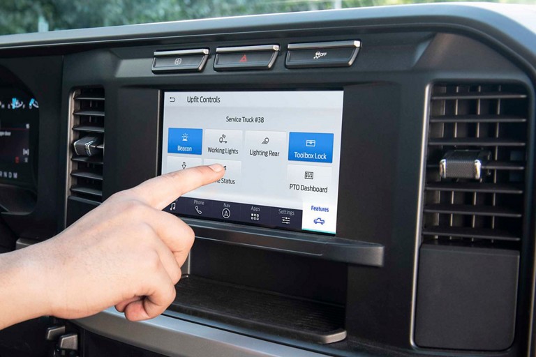 Personne utilisant l’écran tactile central