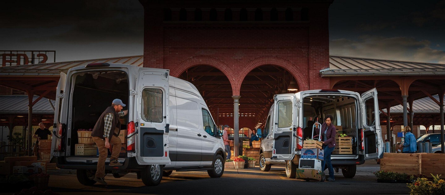 Deux fourgonnettes Ford Transit® 2023 stationnées dans un marché déchargeant une cargaison