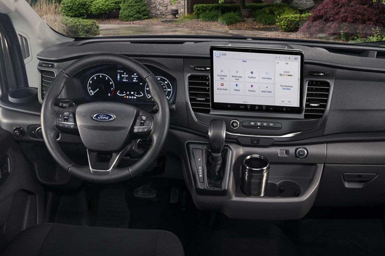 L’écran tactile de 12 po à l’intérieur d’une fourgonnette Ford Transit® 2024
