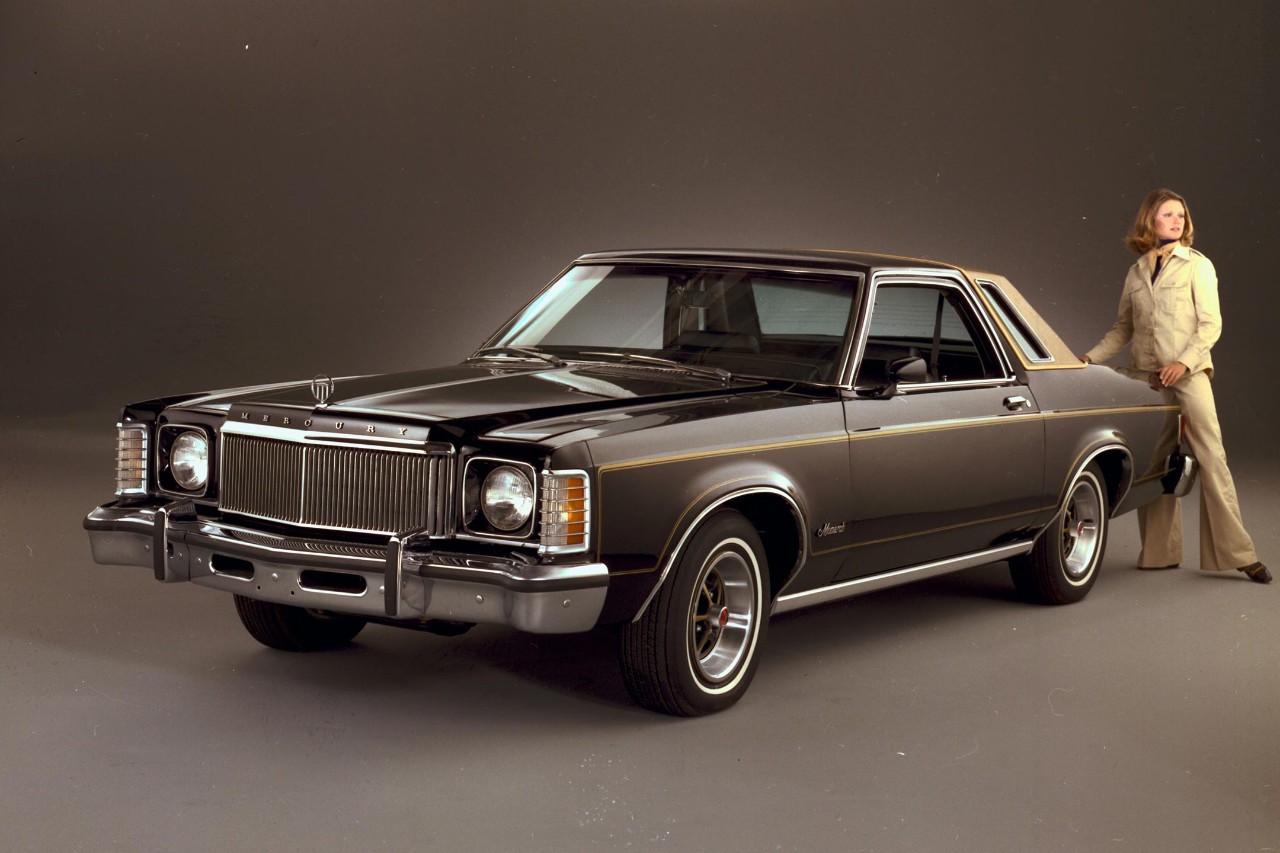  Une femme près d'une voiture Ford d'après-guerre