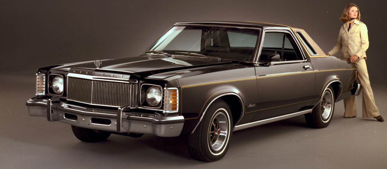 Une femme s'appuyant sur une voiture Ford d'après-guerre