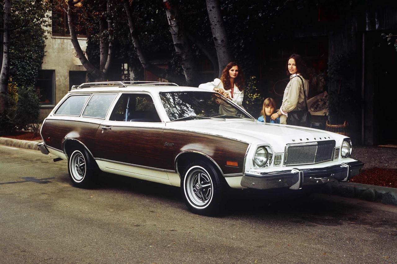 Femmes debout près d'une Mercury familiale