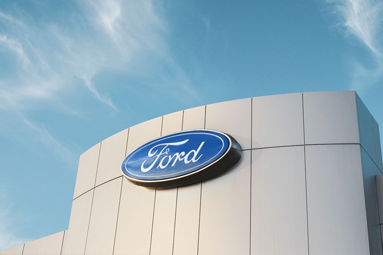 La façade extérieure d'un concessionnaire Ford