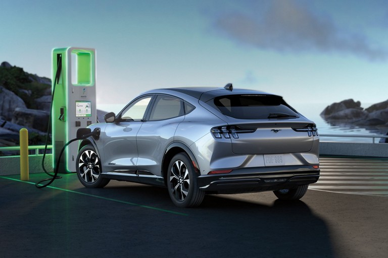 Une Mustang Mach-E branchée à une borne de recherche publique. 