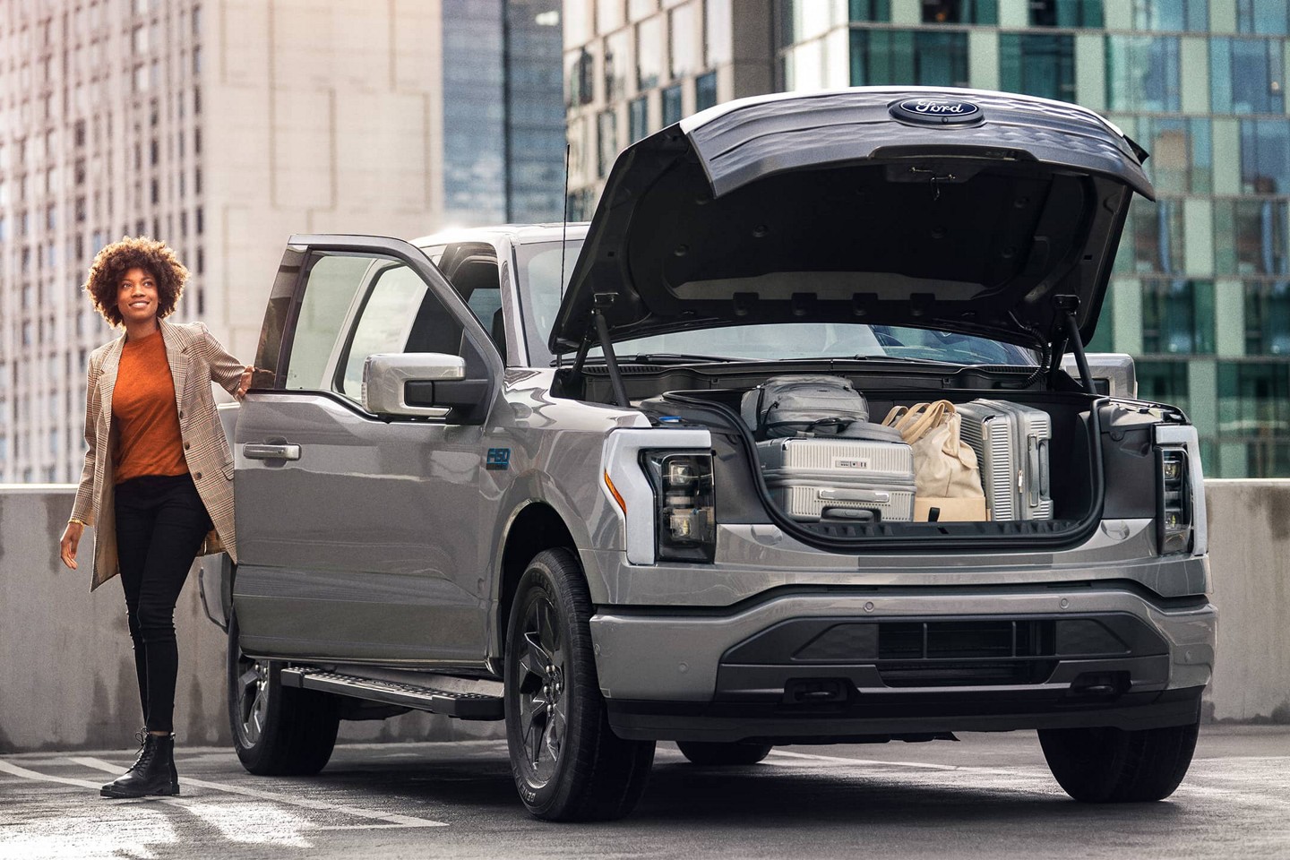 Un F-150 Lightning dont le coffre avant ouvert est rempli de bagages. 