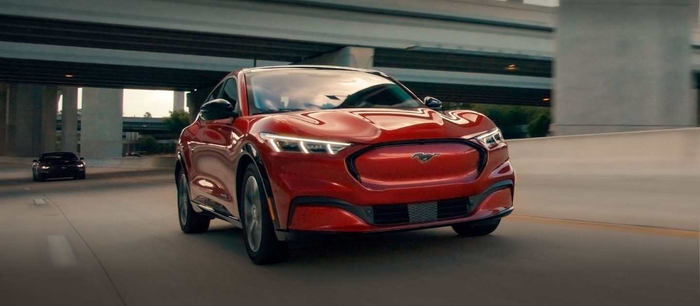 Une Mustang Mach-E roule en ville. 