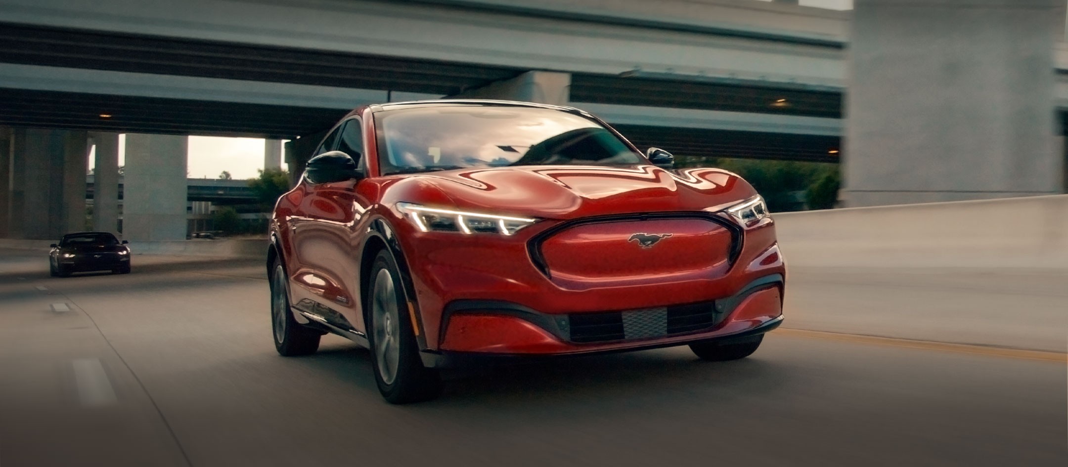 Une Mustang Mach-E roule en ville. 
