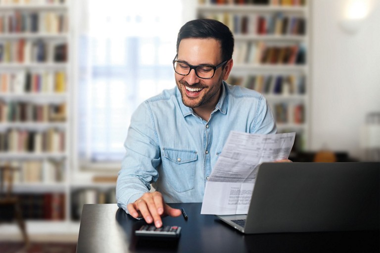 Une personne utilise une calculatrice. 