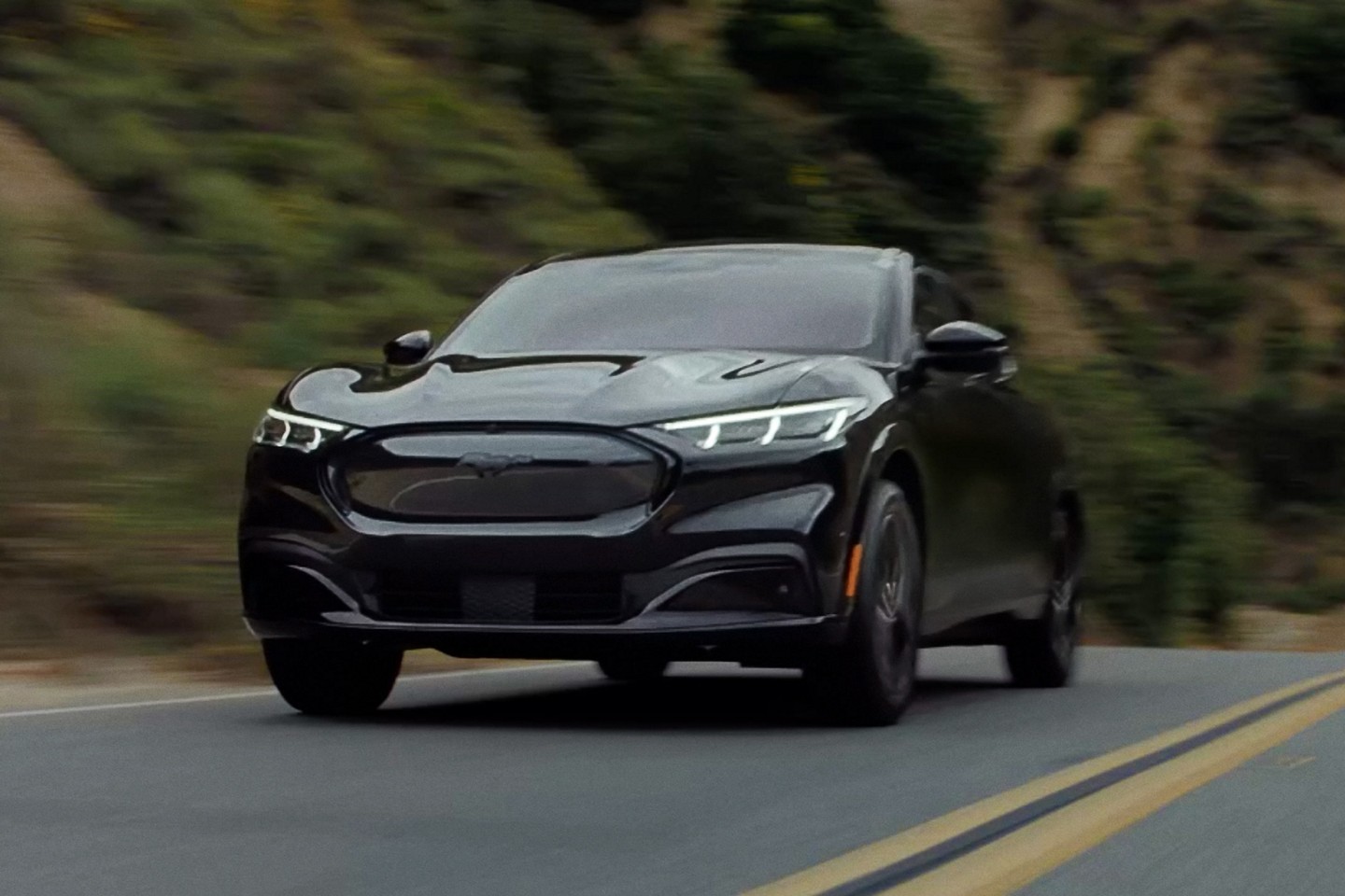 Une Mustang Mach-E sur l’autoroute. 