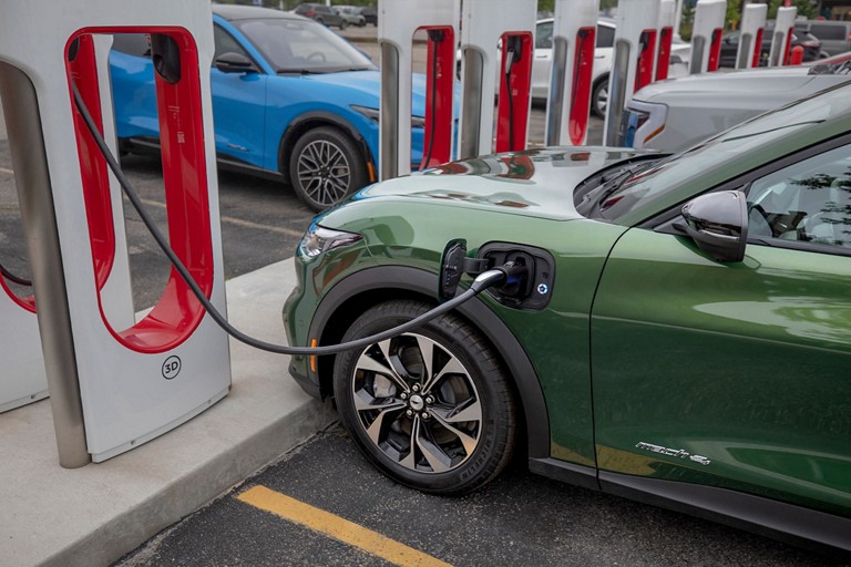 Une rangée de Superchargeurs Tesla. 