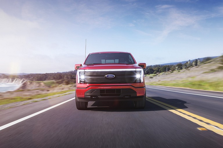 Un F 150 Lightning roule sur une route à deux voies