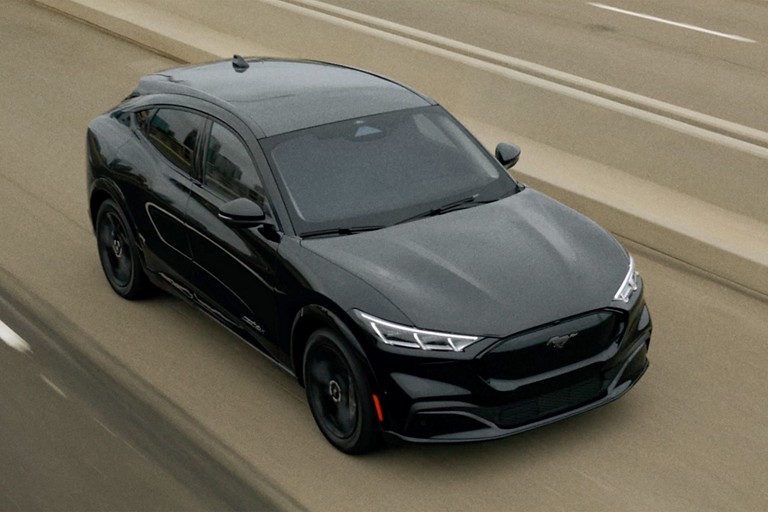 Mustang Mach E sur une autoroute.