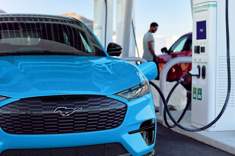 Une Mustang Mach E dans une station de recharge publique.