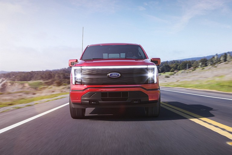 Un F-150 Lightning sur l’autoroute.