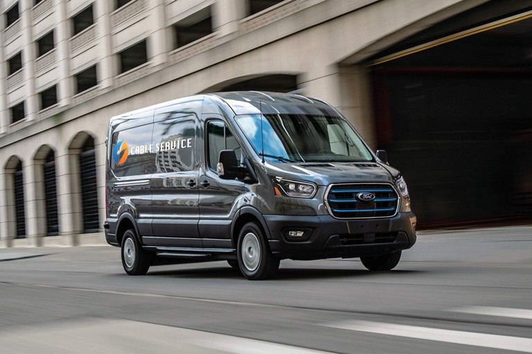 Un E-Transit roule en ville. 