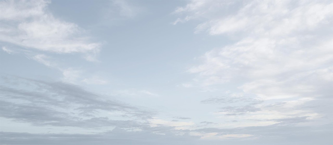 Un ciel gris et nuageux