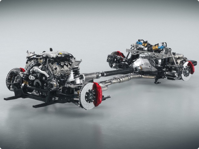 L’arbre en fibre de carbone et la boîte-pont arrière d’une Mustang GTD.