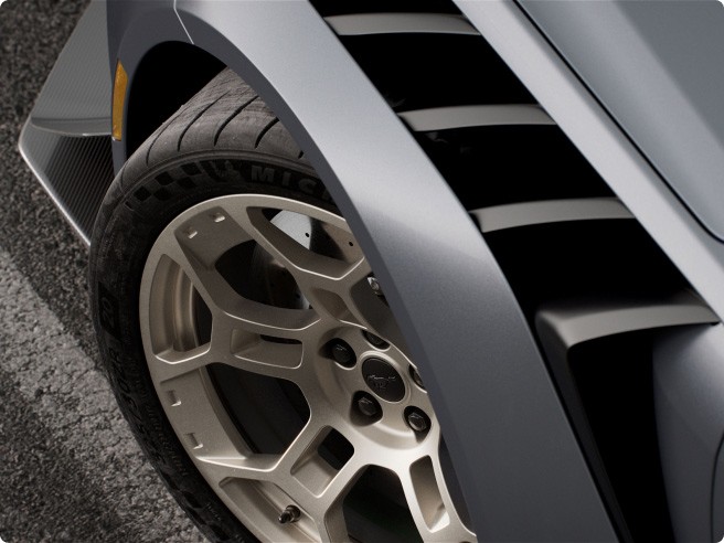 Gros plan de la prise d’air de l’aile avant côté passager de la Mustang GTD.