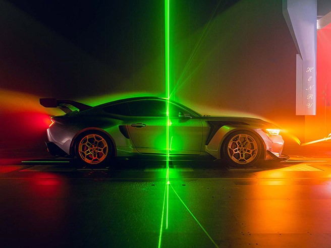 Un éclairage multicolore saisissant rayonne de la Mustang GTD.