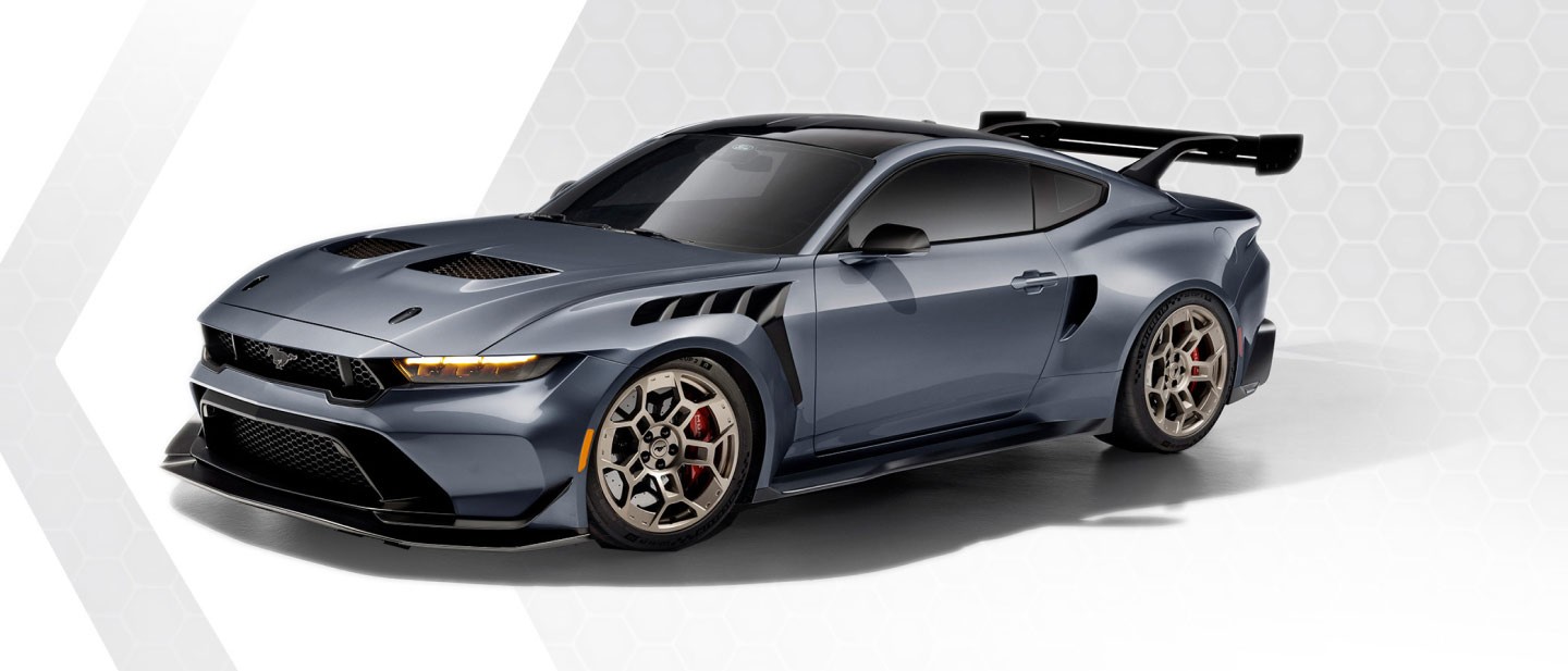 Vue de trois quarts d’une Mustang GTD devant un arrière-plan stylisé en nid d’abeilles.