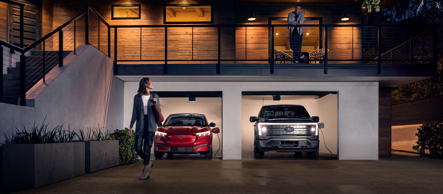 Une Ford Mustang Mach-E et un F-150 Lightning branchés dans un garage