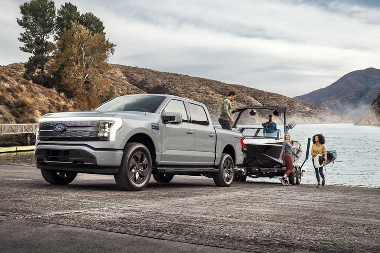 Un F-150 Lightning remorque un bateau sur un quai