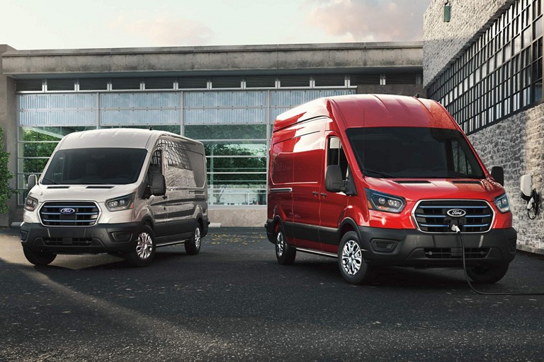 Deux fourgons E-Transit stationnés devant un bâtiment commercial