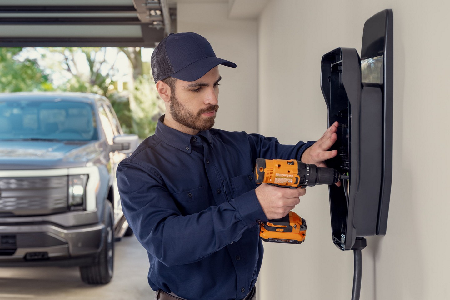 Un technicien installe une borne de recharge à domicile Ford