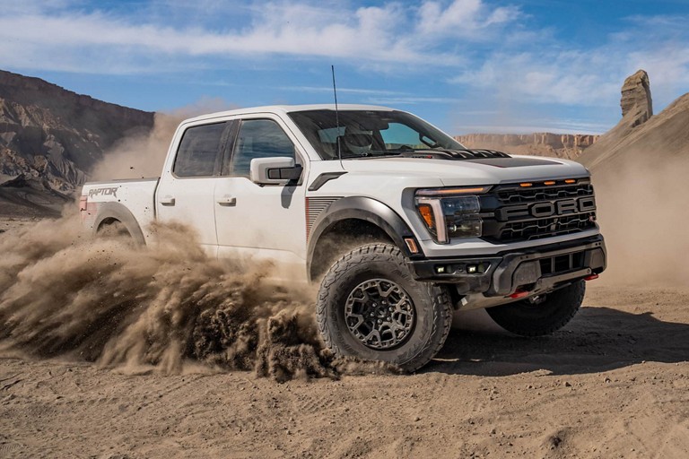 Un camion Ford Raptor traversant le sable.